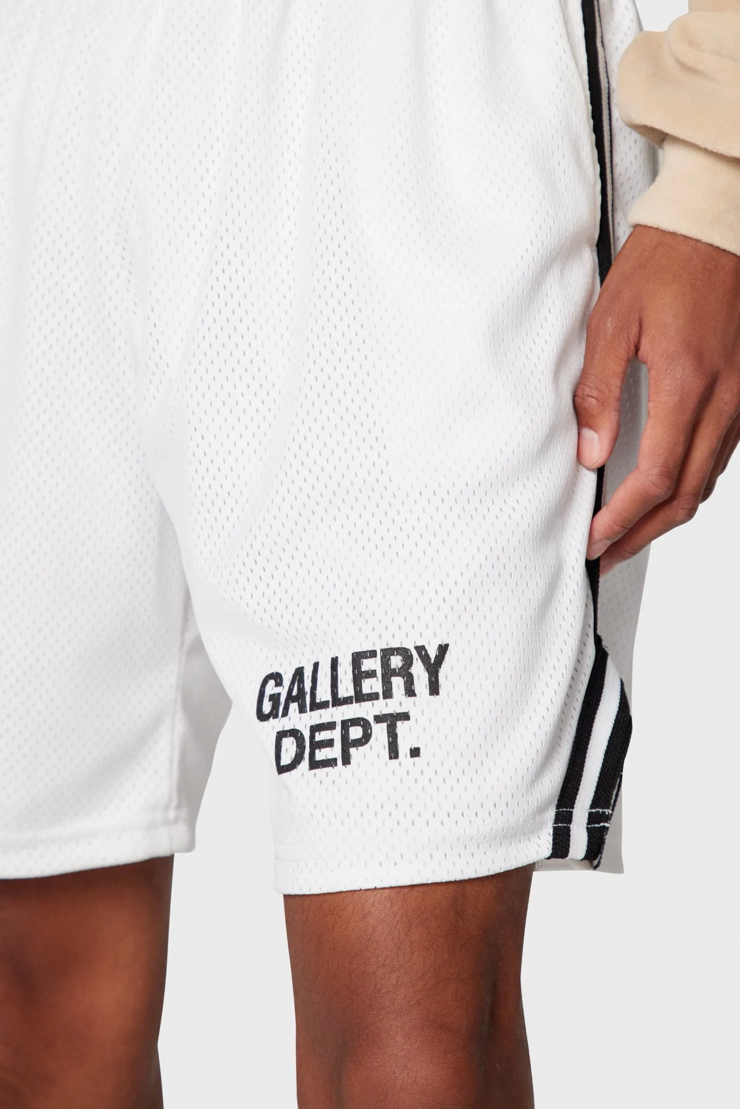 GALLERY DEPT. VENICE COURT SHORTS English mesh shorts Logo webbing wide-leg basketball shorts Black and white S-XL Original molding Loose wide-leg version American boys' first choice Breathable mesh fabric Superimposed soft material inside Comfortable and easy to match Custom-woven original consistent webbing/main mark/component wash mark Details are enlarged to follow